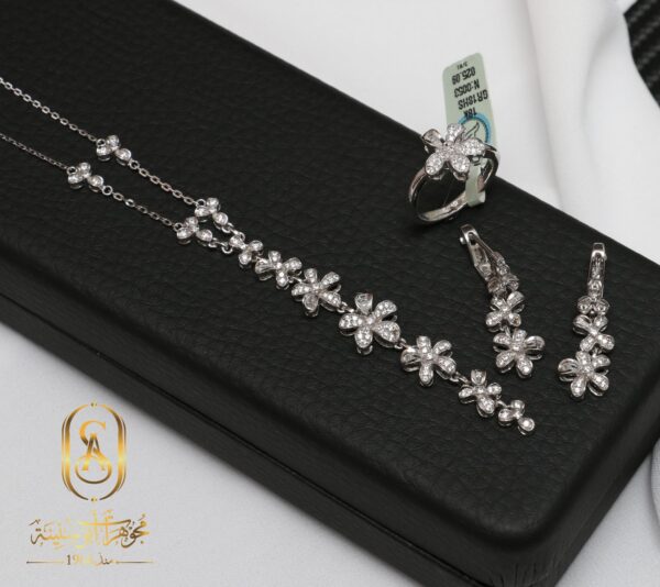طقم ذهب أبيض أنيق عيار 18 قيراط للسيدات