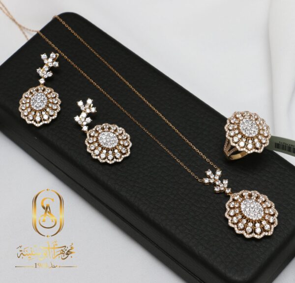 طقم ذهب عيار 18 أنيق للسيدات