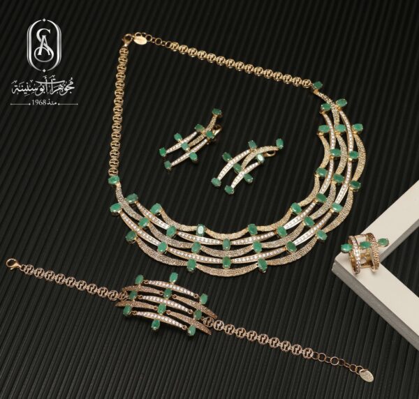 طقم ذهب عيار 18 قيراط أنيق للنساء بحجر أخضر