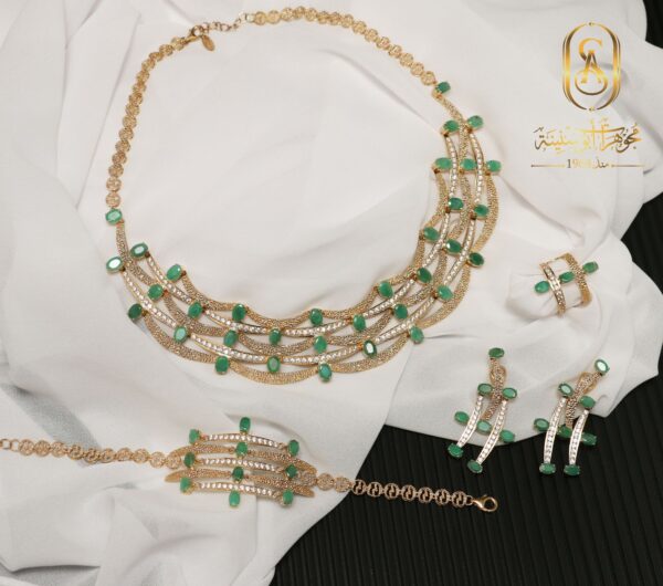 طقم ذهب عيار 18 قيراط أنيق للنساء بحجر أخضر - Image 3