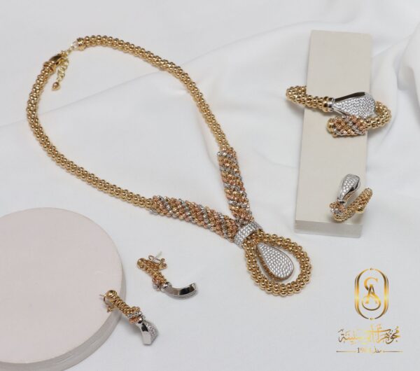 طقم ذهب عيار 18 أنيق للسيدات