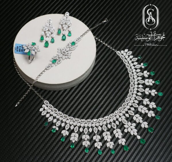 طقم ذهب أبيض عيار 18 قيراط أنيق للسيدات بحجر أخضر